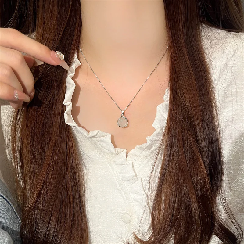 Yerik Mode Silber Farbe Weiß Runde Mondstein Anhänger Halsketten für Frauen Luxus Temperament Schlüsselbein Kette Halskette Schmuck – Detail 4
