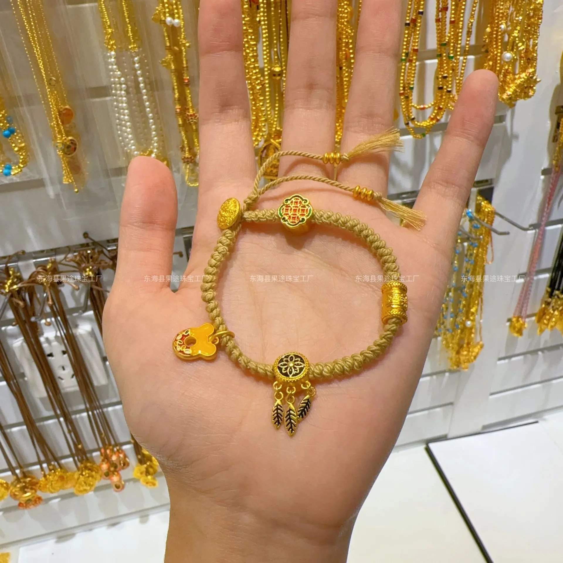 

Plated Real Gold Preservation Ancient Sand Gold Dream Catcher Net Three Tailed Feather Handmade Weaving High End Girls Gift