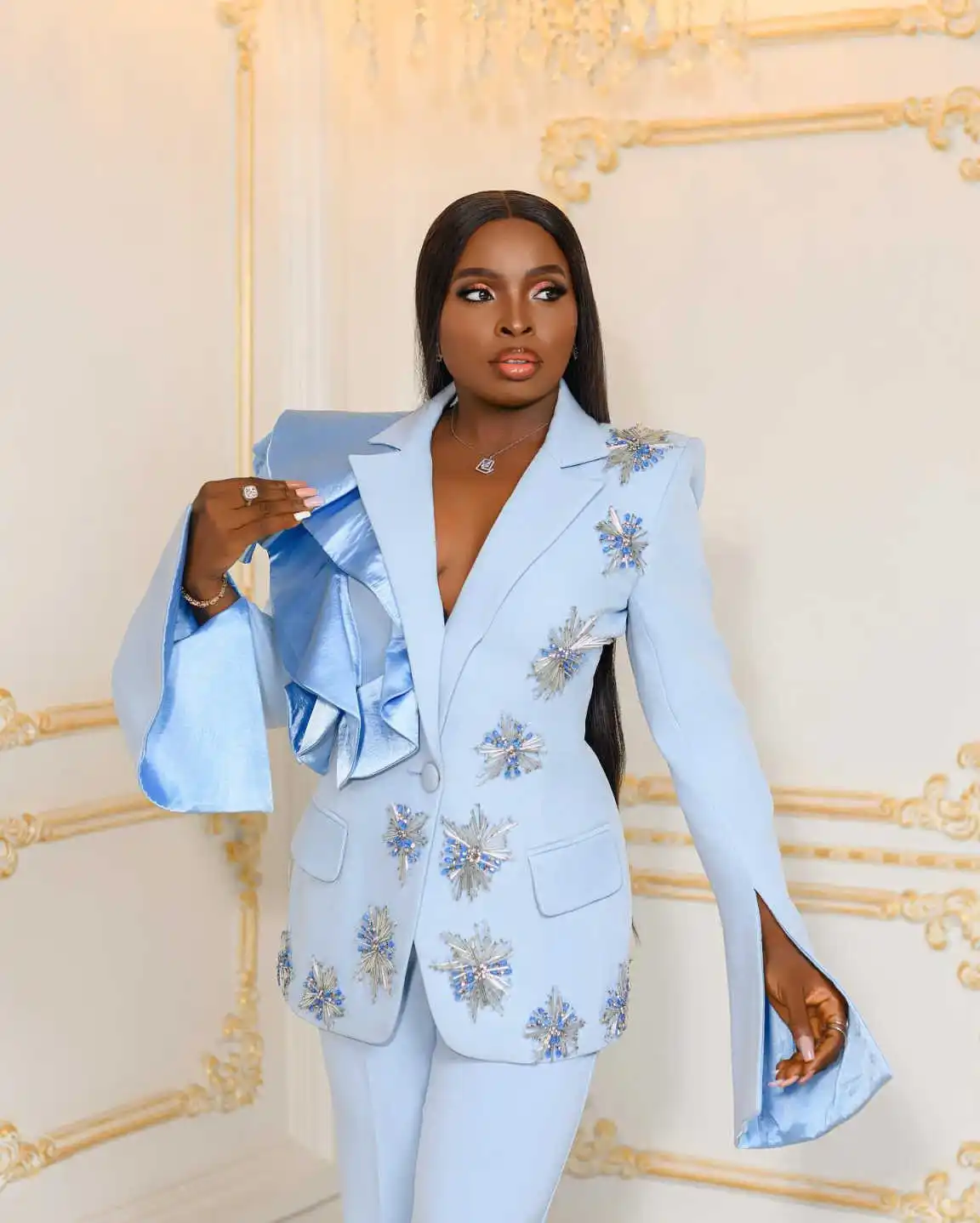 Trajes de mujer con solapa con muescas a la moda, chaqueta con apliques de flores y un botón, pantalones con cuentas, conjunto de 2 piezas personalizado