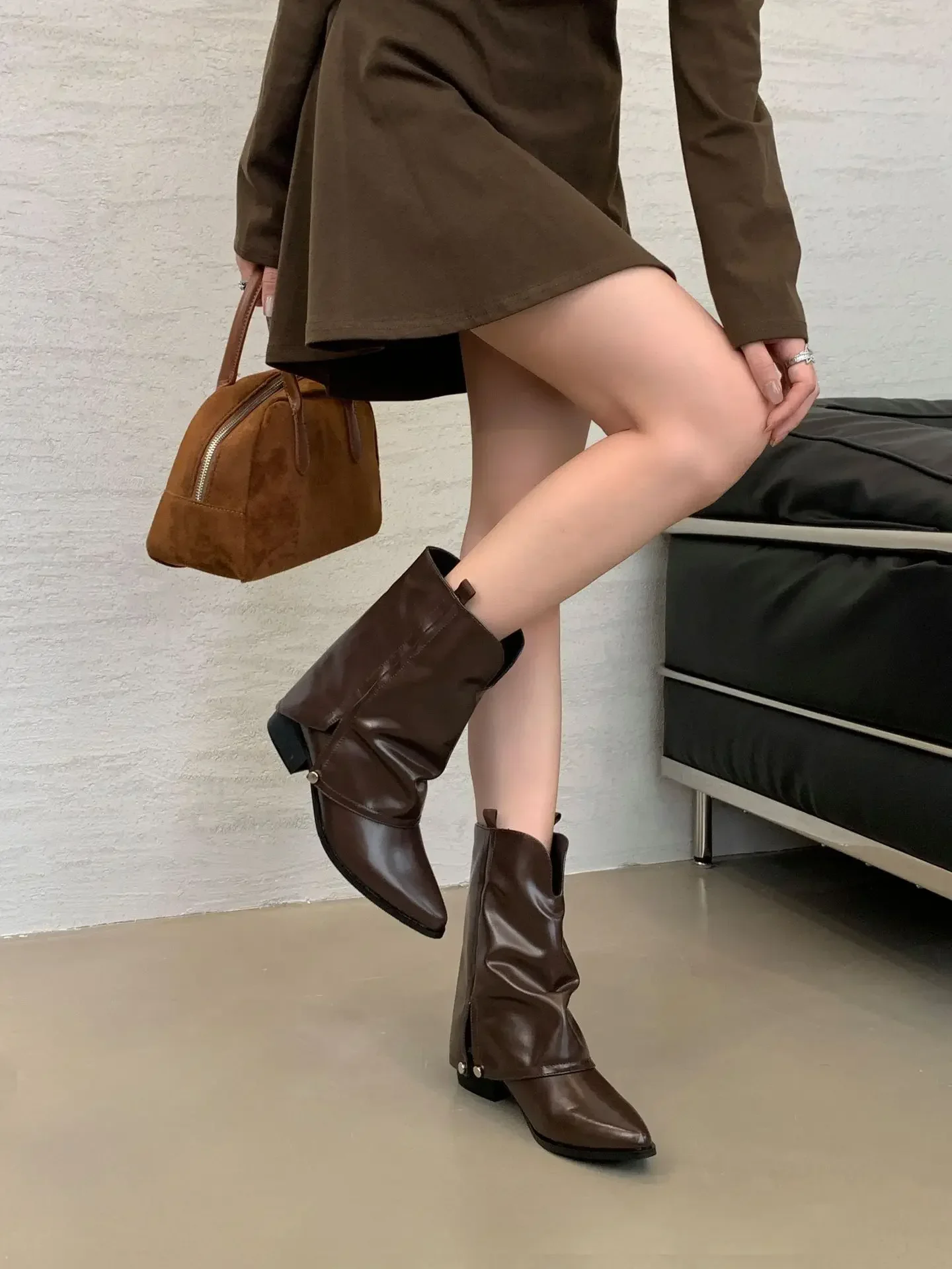 Damen Western-Cowboystiefel - Halbhohe Stiefel mit spitzer Zehenpartie und klobigem Absatz aus Vintage-Leder für Damen, Herbst-Winter-Stiefel – Detail 13