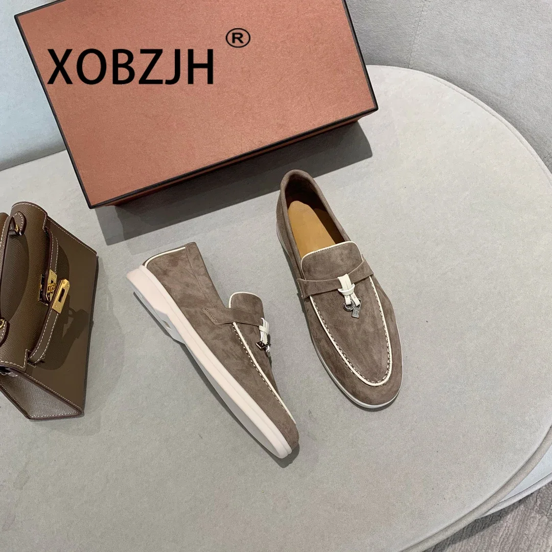 Mocasines de ante para mujer, zapatos planos con colgante de Metal y cuero, informales, a la moda, para verano y otoño