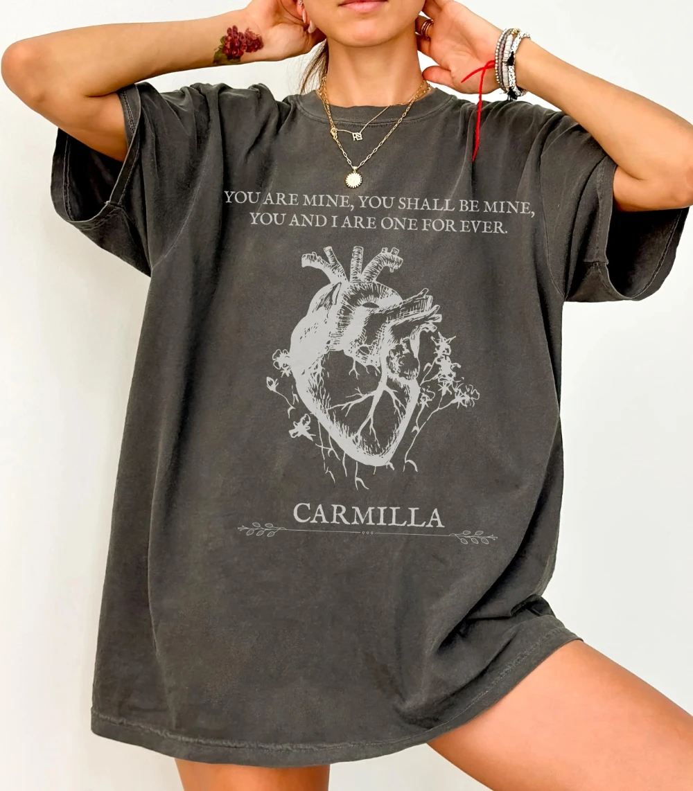 Carmilla Vampire Gothic Heart Tee Dark Academia Kultklassiker Horror Monsterliebhaber Sapphische Literatur Buchliebhaber Geschenk