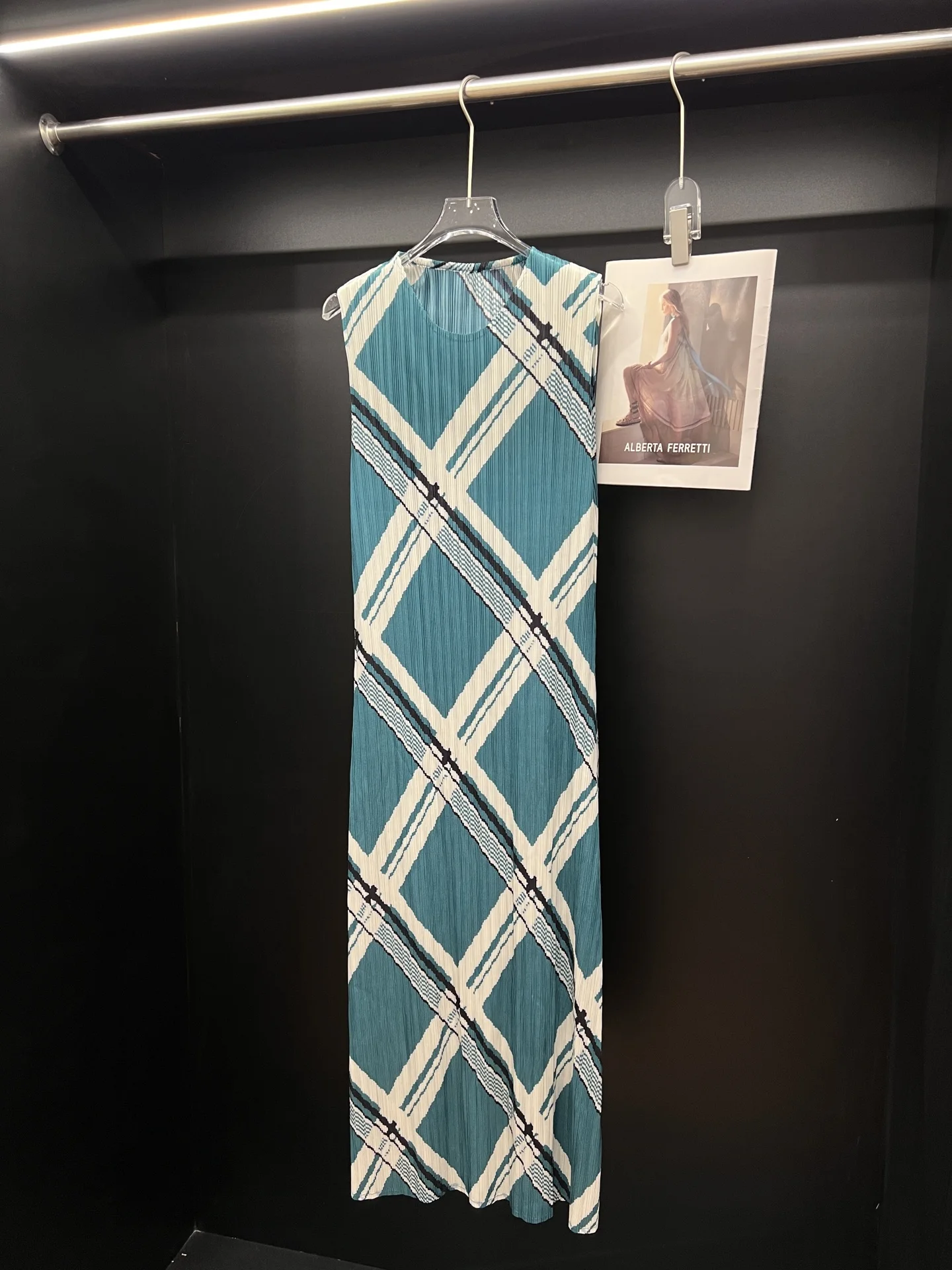 Abito scozzese plissettato con diamanti Miyake 2025 Estate nuova canottiera senza maniche con stampa Abito a trapezio sottile e versatile