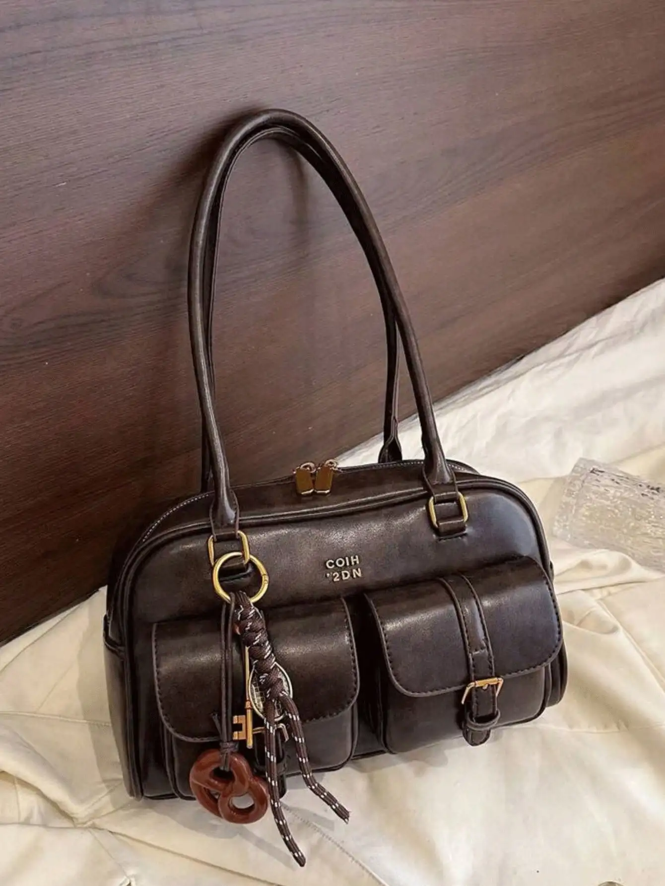 

Classic Solid-Color PU Waterproof Fabric, Lettering Pattern Embellishment, Multi-Pocket Design, Shoulder Bag, Underarm Bag With Charm Accents. Ideal For Travel Shopping, Commuting To Work, Parties, And Dates.