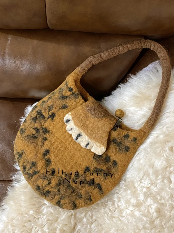 

Handmade Wool Felt Claw Handbag Fashion Underarm Leopard Print Bag Artistic Versatile Women's Handbag Original Design Style