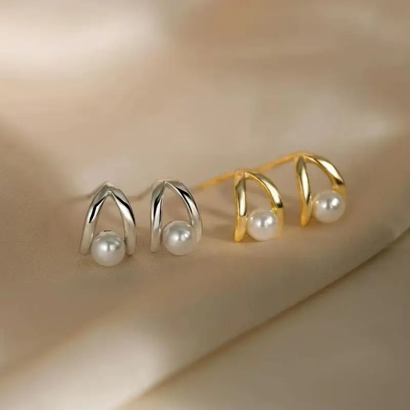 1 Paar kleine Ohrstecker in Gold- oder Silberfarbe mit Perlen für Damen, minimalistischer, metallischer, hohler, geometrischer Schmuck. – Detail 6