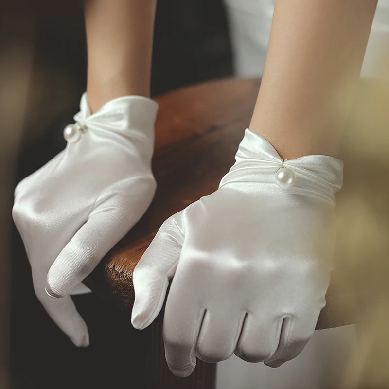 WG014-1 Elegant Wedding Bridal Short Wrist Gloves Smooth Satin Pearls Marriage Bride to Be Finger Gloves luva branca