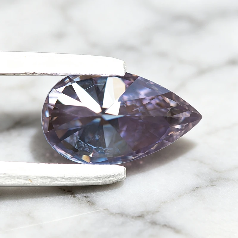 Moissanit-Stein in Birnenform, hellviolette Farbe, im Labor gezüchteter Edelstein für die Herstellung fortschrittlicher Schmuckstücke wie Ringe und Ohrringe, mit Zertifikat. – Detail 6