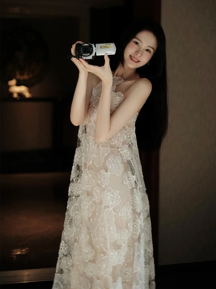 

Белое свадебное платье Ele с выразительными цветами ручной работы, тяжелой вышивкой, дизайнерским вырезом и юбкой А-силуэта для женщин