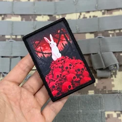 Parche táctico conejo blanco con calaveras rojas y velcro y mochilas