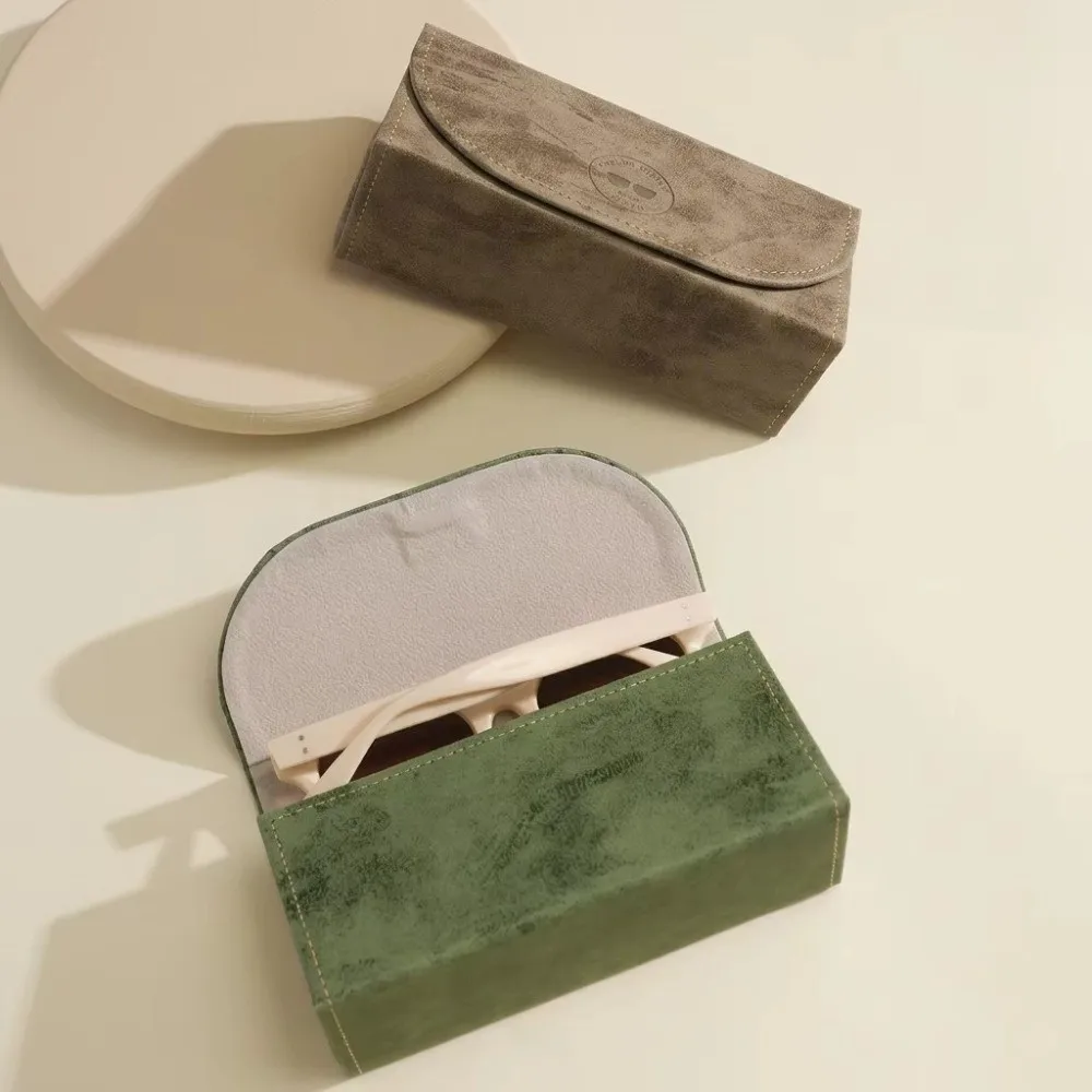 Tragbares Unisex Brillenetui aus Kratzfestem PU-Leder mit Großer Kapazität, Magnetverschluss und Dreieckiger Form