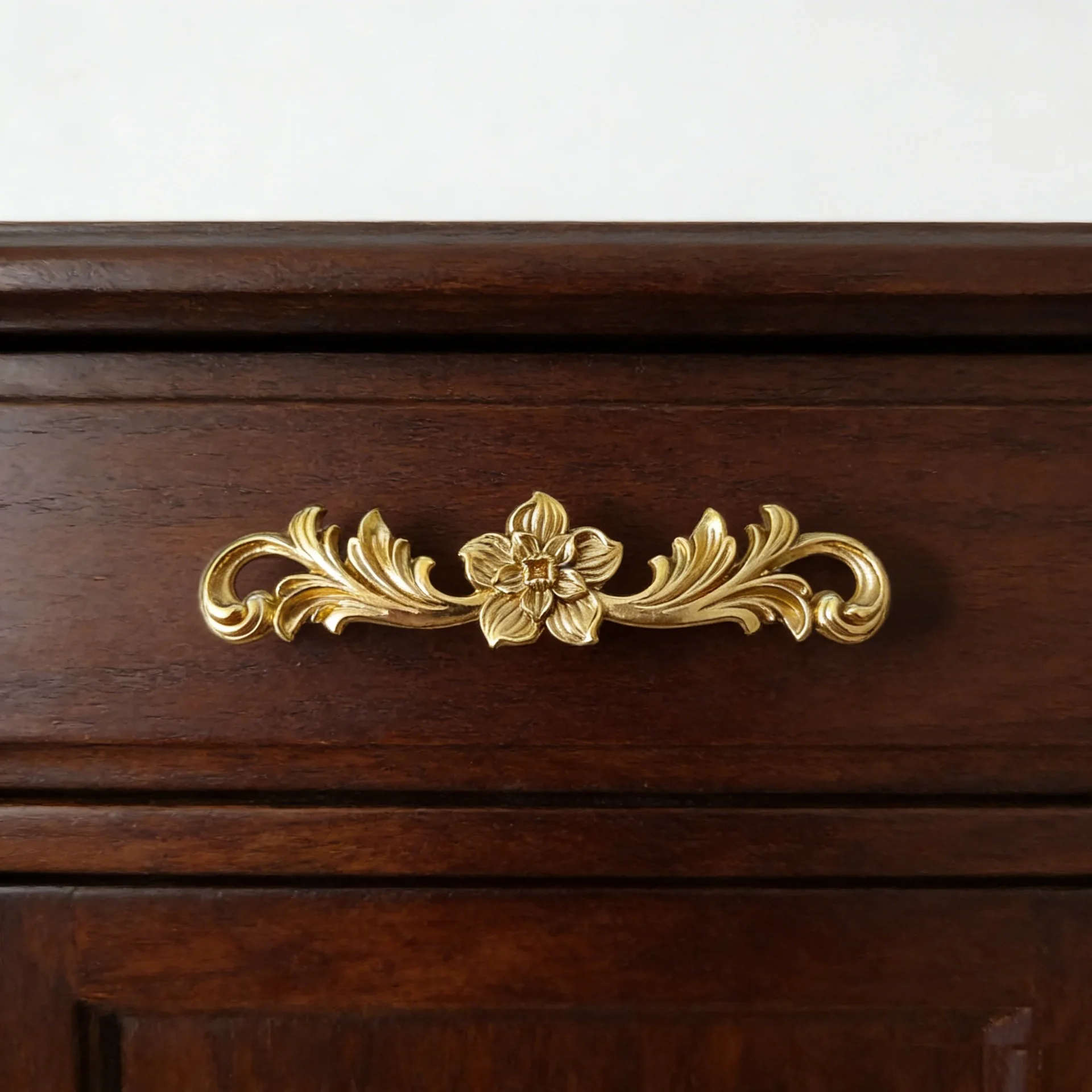 Luxury Style Carved Wardrobe Handles Golden Floral-Shaped Decorative Handles Metal Dresser Drawer Knobs Home Hardware Decoration