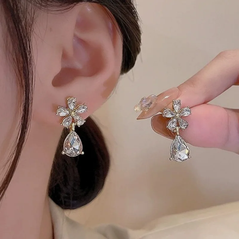 

S925 Silver Needle Earrings 2024 Fashion New Style Water Drop shaped Crystal Flower Earrings Light Luxury Charm Earrings