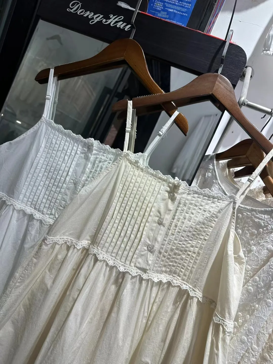 Saia Branca de Primavera Verão com Camadas, Camada Base de Comprimento Médio em Material de Algodão, Estilo Doce