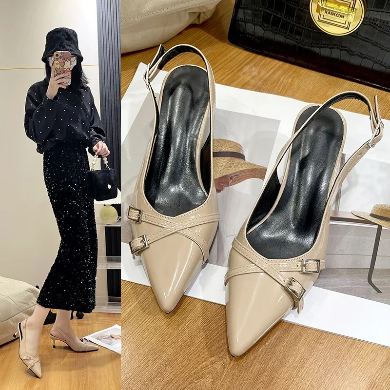 

Новинка 2023 года, летние французские винно-красные остроконечные босоножки из лакированной кожи на среднем каблуке для женщин, пустые туфли в стиле ретро на узком каблуке сзади