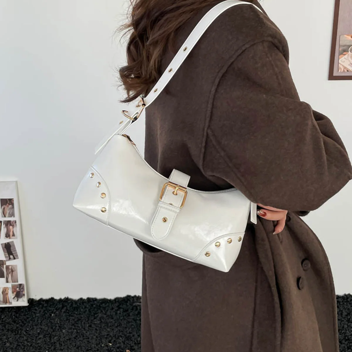 حقيبة كلاسيكية من الجلد اللامع تحت الإبط، ترصيع بلون سادة وحزام بإبزيم معدني وسحاب من البولي يوريثان وحزام قابل للتعديل سهل التنظيم للتنقل