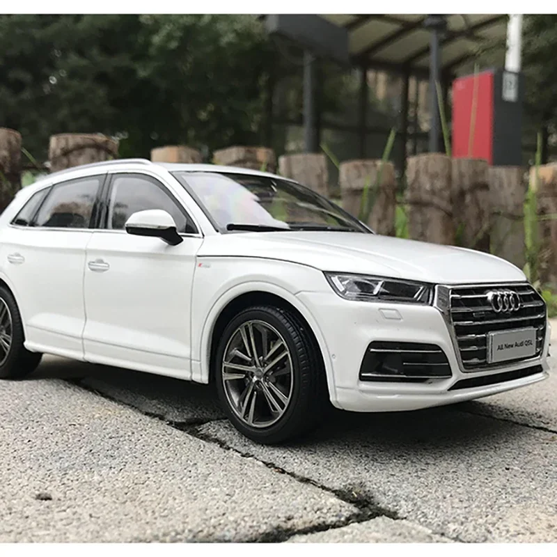 Modèle de voiture Audi Q5L en alliage moulé sous pression, jouet à collectionner, cadeau de simulation, ornements d'affichage souvenir, échelle 1/18