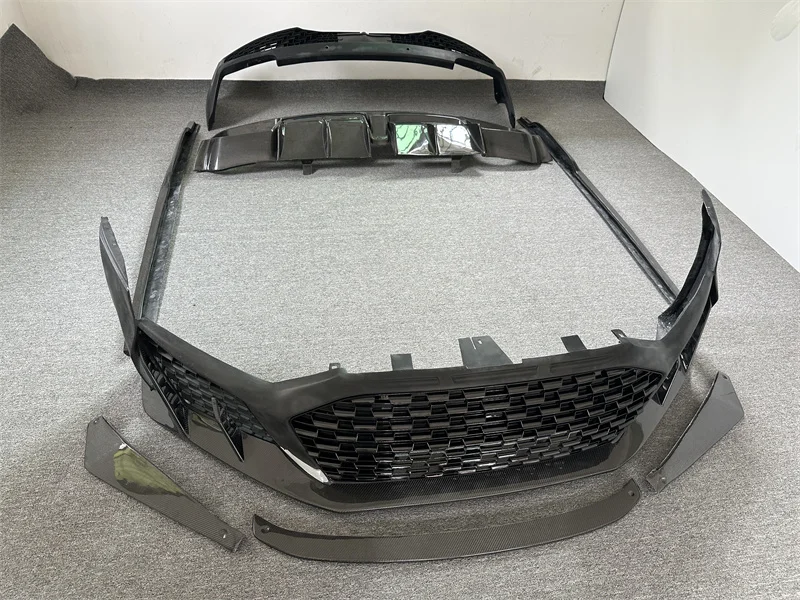 Suku Cadang Mobil R8 Telah Diubah Menjadi Performa Gaya Capr pada tahun 2016, 2017, dan 2018. R8 Dilengkapi dengan Depan dan Belakang B