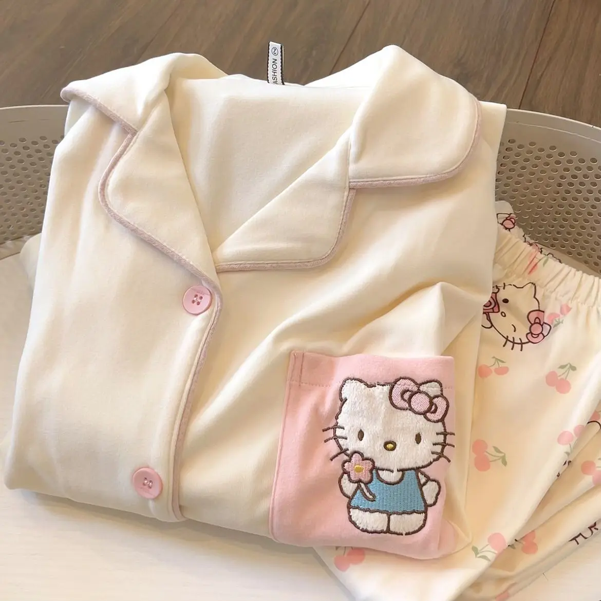 Kawaii Sanriohellokitty Pyjama-Set für Mädchen, Herbst und Winter, langärmelige bedruckte Hose, niedliche Cartoon-Hauskleidung, warme Kleidung