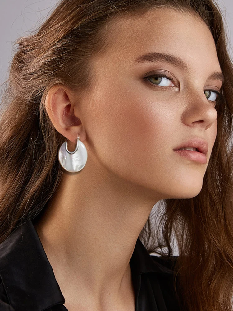 

Eleglant Flowing Light White Round Moon Earrings Beimu Earrings Premium Earrings Silver Earrings White Beimu Earrings