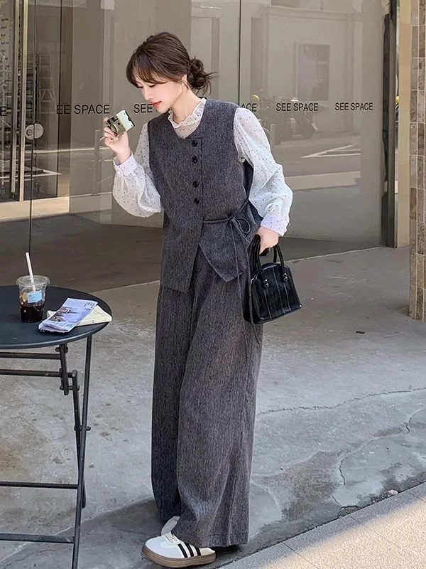 

Весенний модный комплект из трех предметов для женщин больших размеров: жилет, широкие брюки и футболка с длинным рукавом и круглым вырезом.