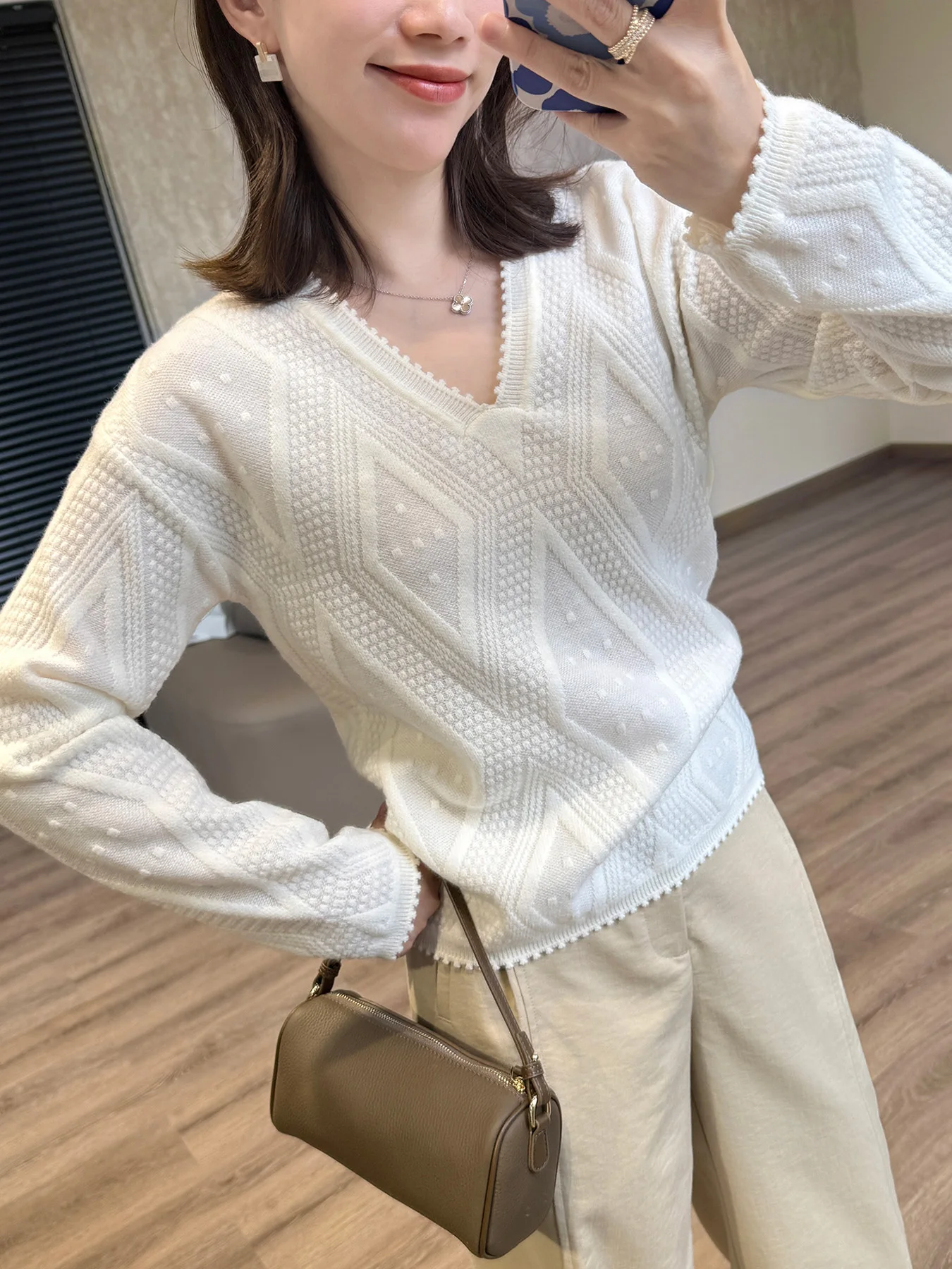 

Lianxiaoliang Emed Diamond V-ne Knitwear Soft White Moonlight Long Sve Skin-friendly Casual Loose Fit Women's Top