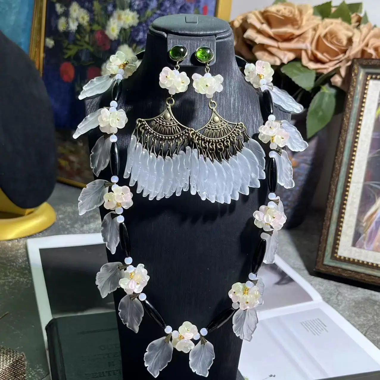 

Vintage Sweet Three Dimensional Flowers Leaf Necklace Tassel Earrings Two-Piece Set High-Quality Women's Fashion Accessories