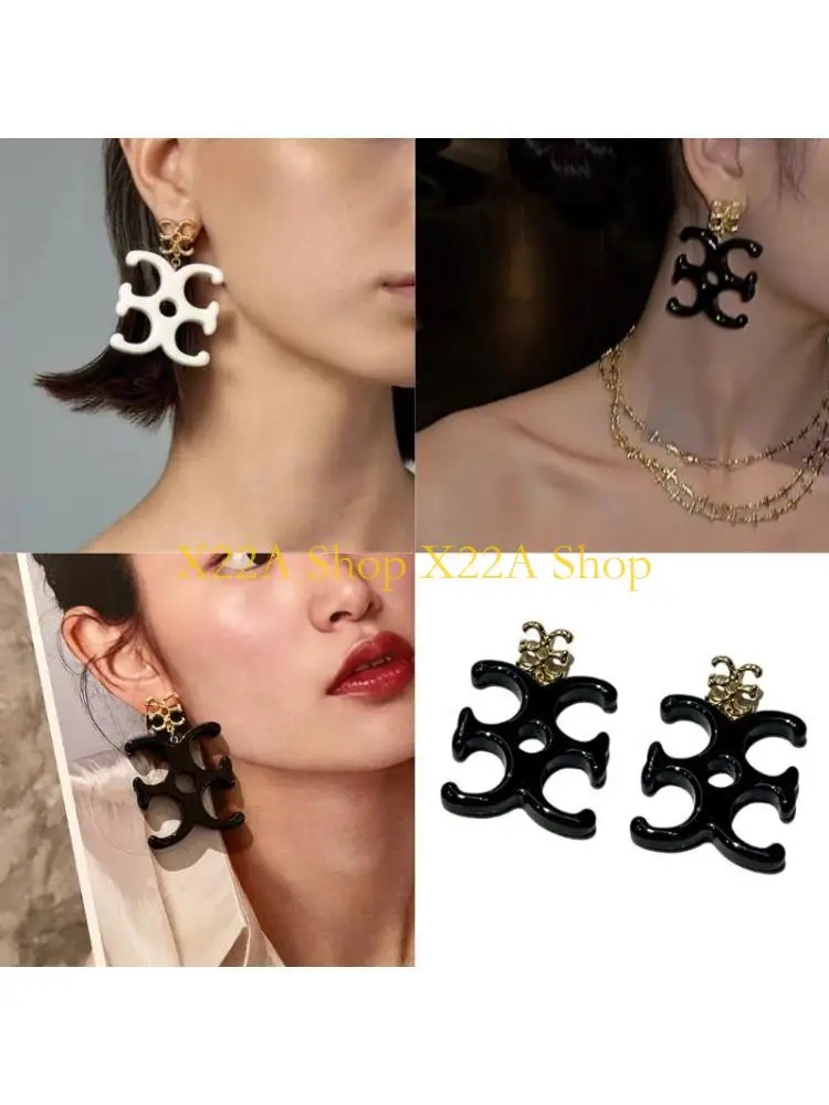 

Уникальные модные серьги с буквами из смолы ярких цветов и серебряных столбиков, подходящие для вечеринок и повседневного образа