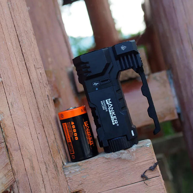 Manker Ranger MK39 II Faretto e proiettore combinati, 9 LED, raggio da 25000 lumen e 1120 m, torcia ad alta potenza/luce di ricerca