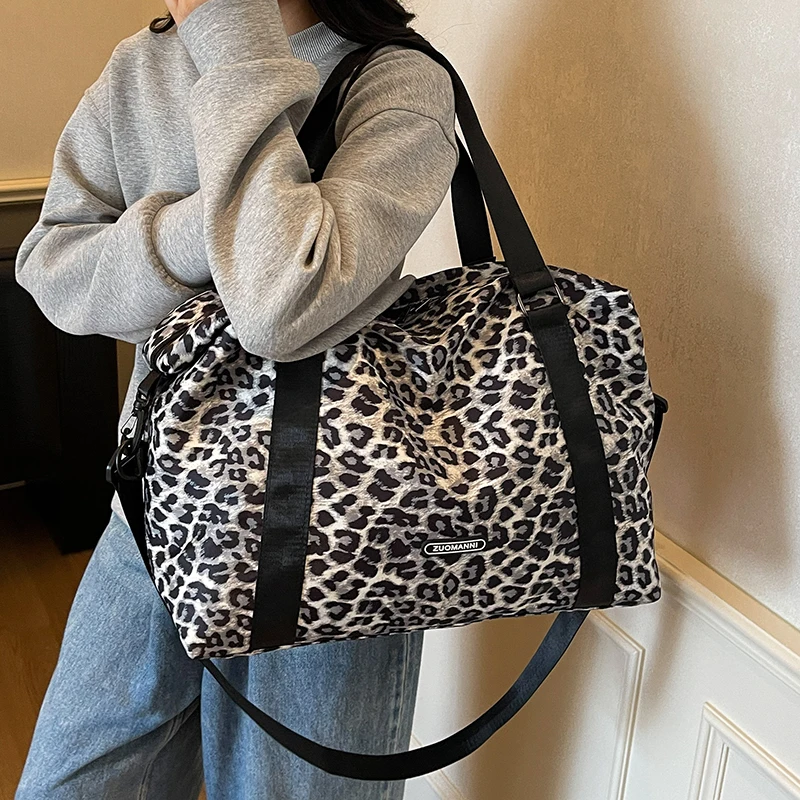 Leopard Print Large Capacity Travel Duffels Bag,Adjustable Shoulder Strap,Suitable for Short Distance Travel,Camping Storage Bag