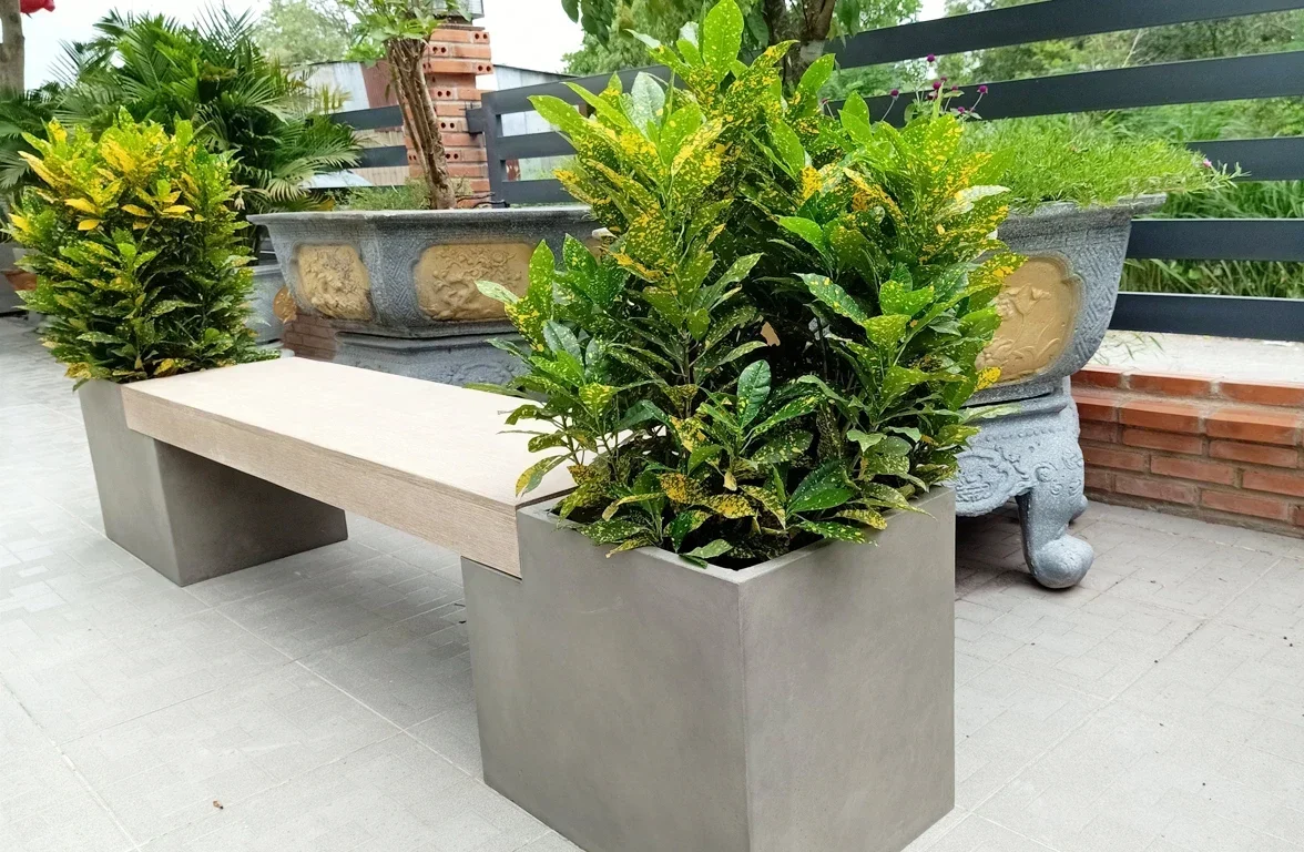 Banc en béton de fibre avec pots de fleurs, chaises de jardin, meubles d'extérieur, idées de meubles en béton bricolage