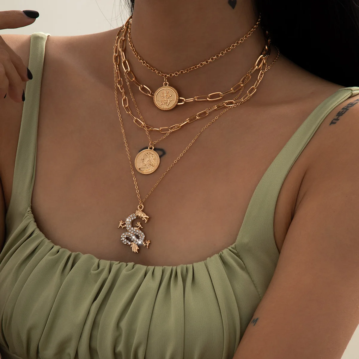 Accessories, generous temperament, diamond-encrusted dragon-shaped necklace for women, personalized fashion, longevity character