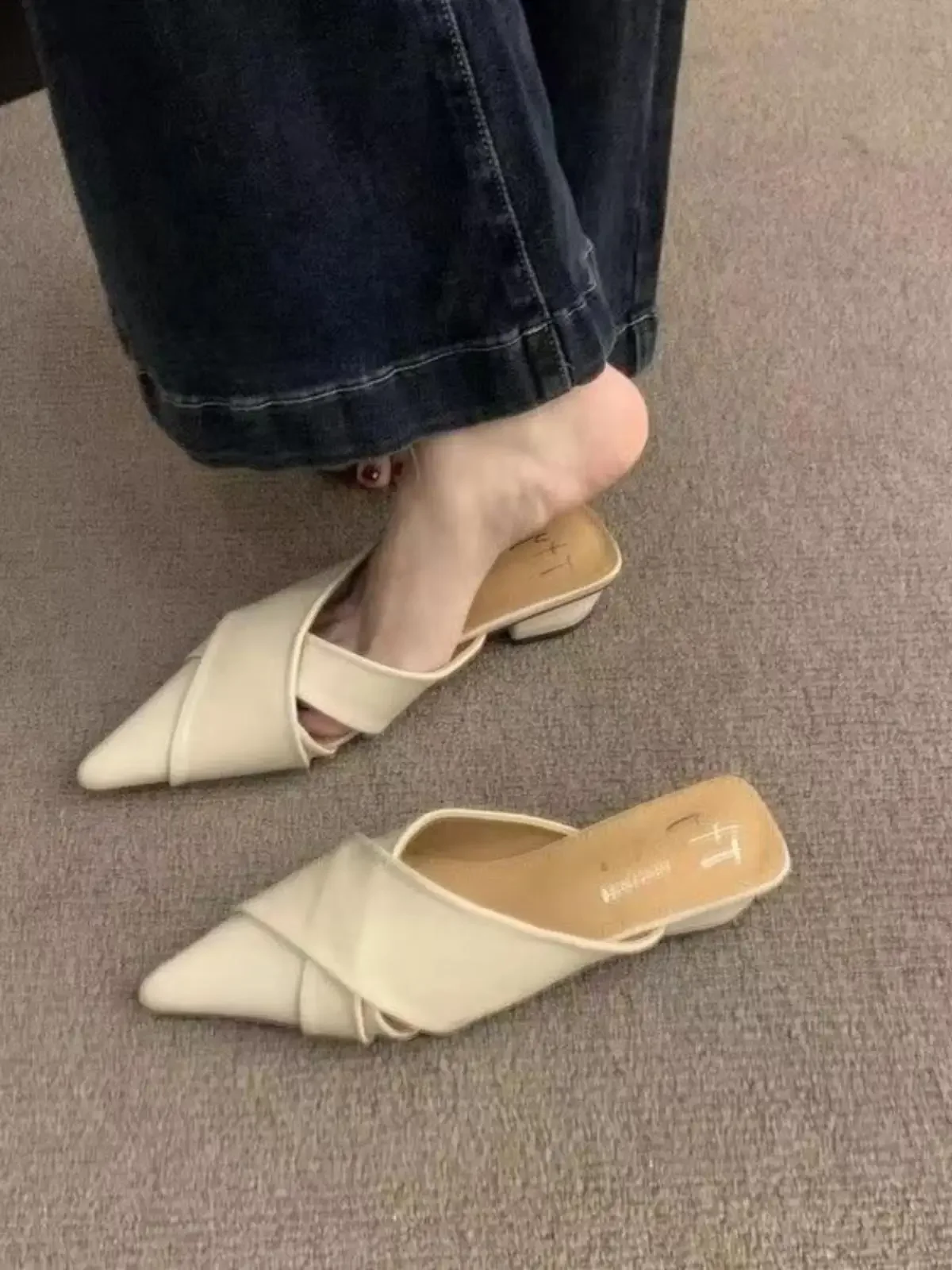 Fashion Pointed Toe Slippers Women Slip On Mule Flat Heels Causal Outsides Slides Elegant Pleated Shoes Luxury Brand Sandal Gold