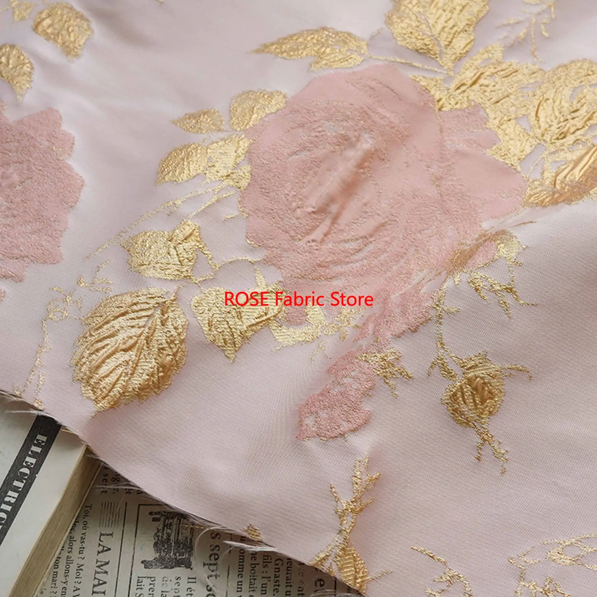 Tessuto jacquard floreale in seta dorata con rilievo 3D da 1 metro Tessuto da cucito decorativo per giacca elegante da donna