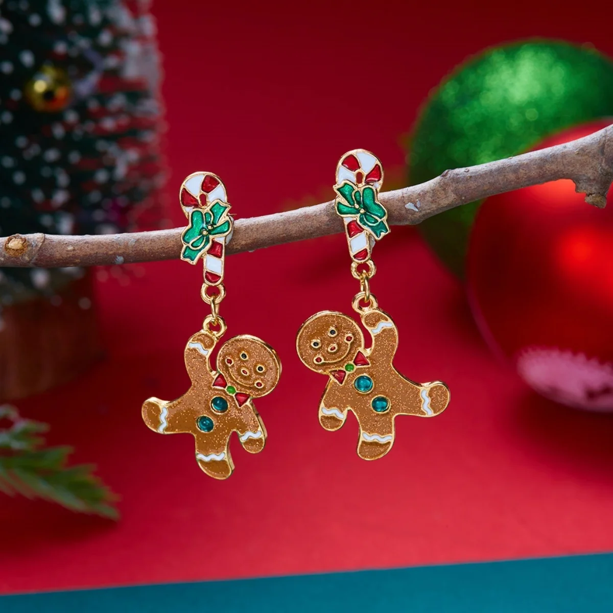 Weihnachtliche Emaille-Ohrringe mit Weihnachtsmann, älterer Dame, asymmetrischem Design, für Damen, mit Motiven von Rentier, Schneeflocke, Lebkuchenmann und Süßigkeiten, Schmuck. – Detail 18
