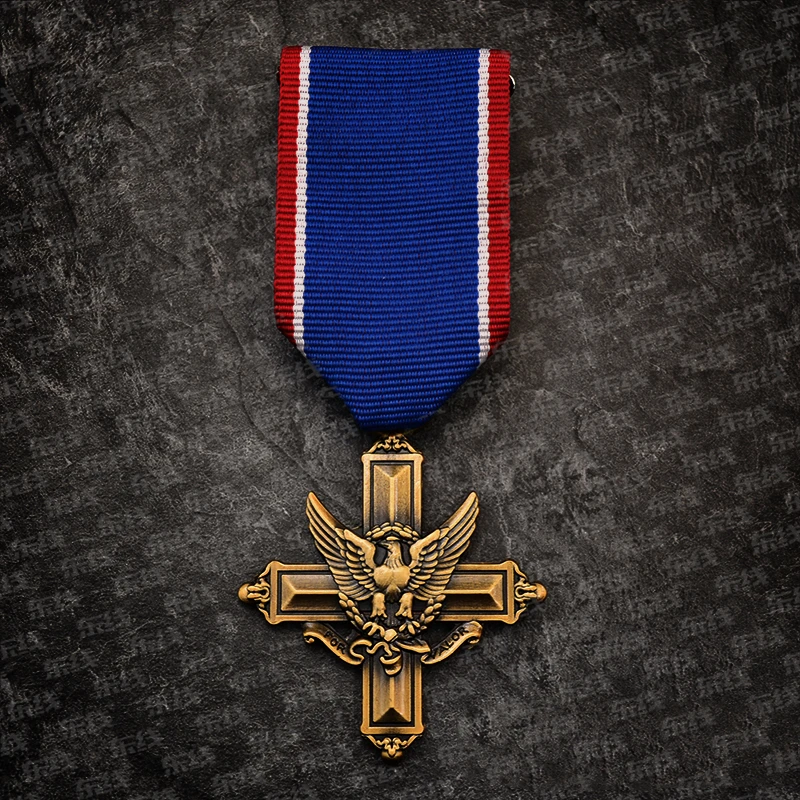 

Replica American Army Distinguished Service Cross Medal Badge Brooch Pin US VALOR Eagle Ribbon for Collectibles