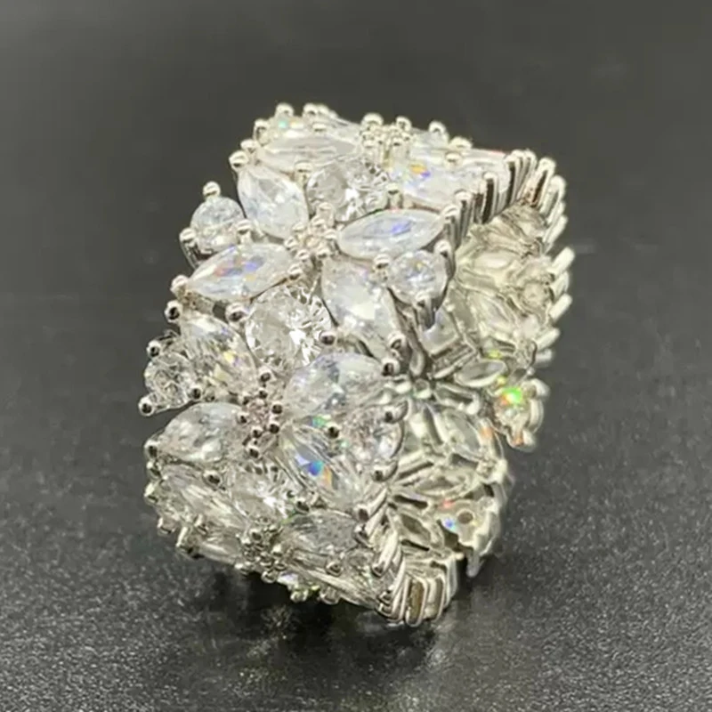 Huitan estetyczny luksusowy pierścionek z kwiatem kobiece wesele biżuteria pełna Bling Iced Out akcesoria na palec na ceremonię zaręczynową