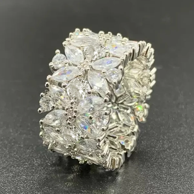 Huitan estetyczny luksusowy pierścionek kwiatowy kobieca biżuteria na przyjęcie weselne pełne Bling Iced Out akcesoria na palce na ceremonię zaręczynową
