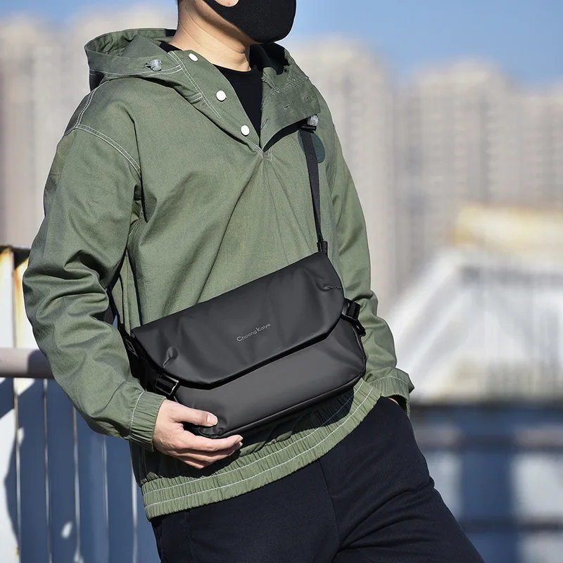 

Men's crossbody bag with waterproof Oxford fabric flip cover, large capacity and multi-functional single-shoulder crossbody