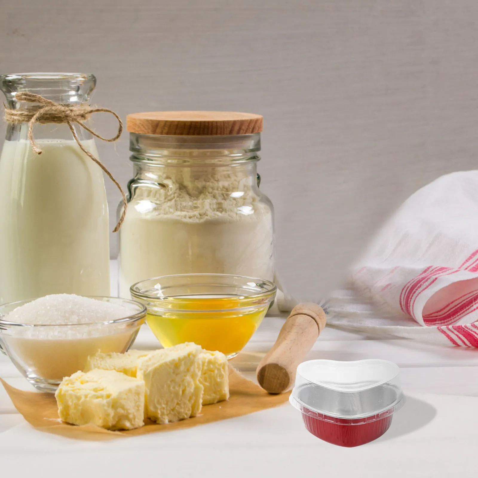 

50 наборов одноразовых контейнеров из алюминиевой фольги в форме сердца, легкие, для барбекю, пригодные для использования в духовке и микроволновой печи, с крышками