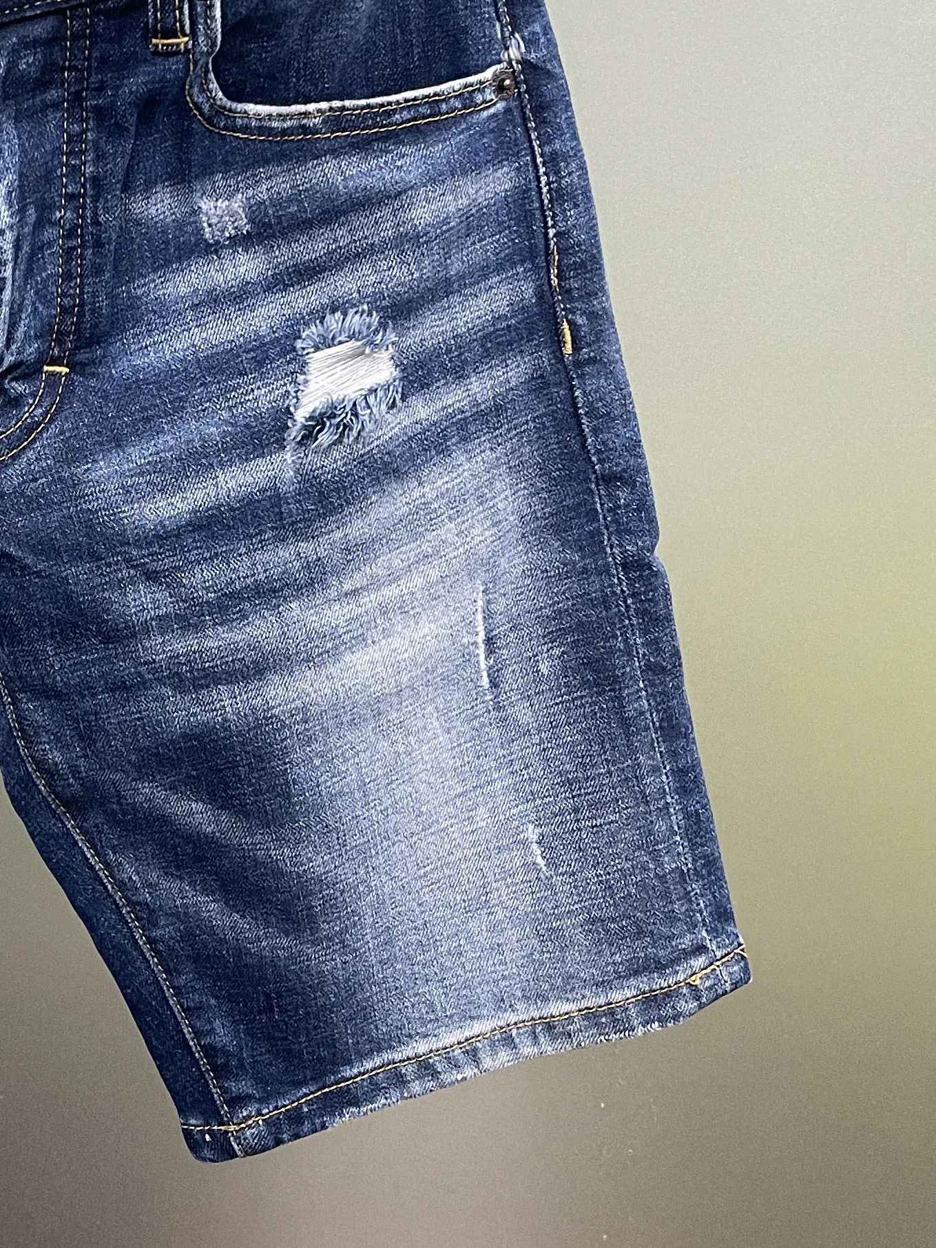 Frühling und Sommer 2025, neue D2-Jeans, trendige, gewaschene, schleifende Patch-Farbe für Herren, schmal geschnittene, mikroelastische Denim-Shorts für Herren