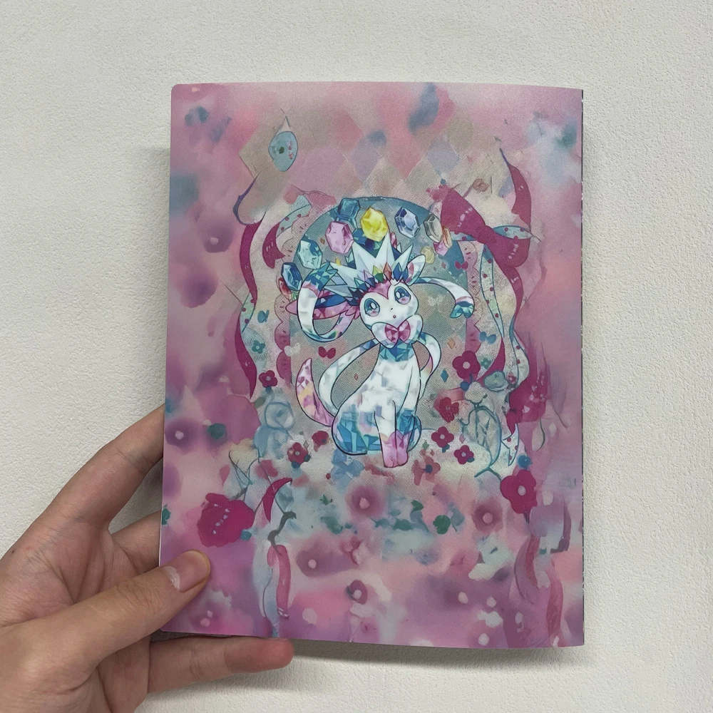 PTCG Prism Evolution ألبوم بطاقات قابل للجمع 4 مقصورات يمكن أن تحمل 240 بطاقة قابلة للجمع ماتي اللمس قذيفة هدية عيد ميلاد الطفل
