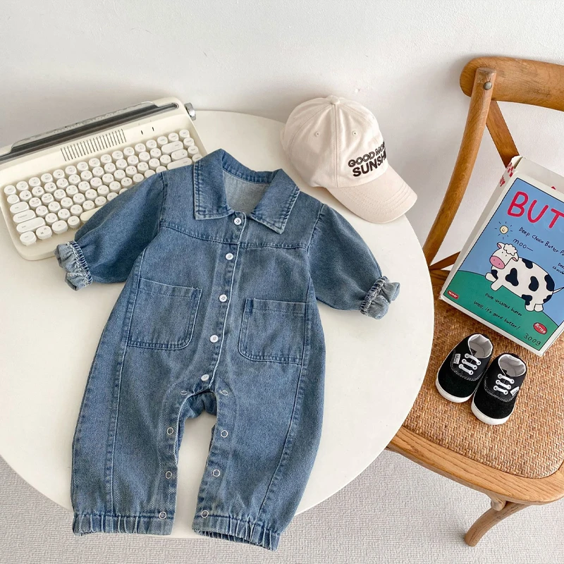 New autumn baby clothing, 0-3 year old male and female babies, denim teddy bear embroidered long sleeved jumpsuit, crawling suit