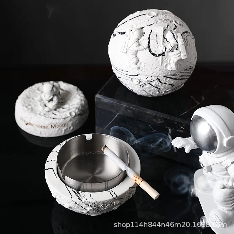 

Moon Astronaut Ashtray Creative Anti Fly Ash Household Large Capacity with Lid Resin Ashtray Home Decoration Gift for Boyfriend