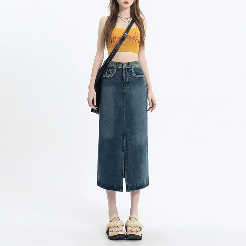 

Уникальная и универсальная джинсовая юбка с разрезом спереди для модных женщин 2025 года. Юбка средней длины в винтажном стиле с необработанным краем.