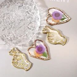 2Pcs Heart Shaped Finger Love Natural Real Daisy Dried Flower Daisy Petal Resin Charms Pendant for Jewelry Making Dangle Earring