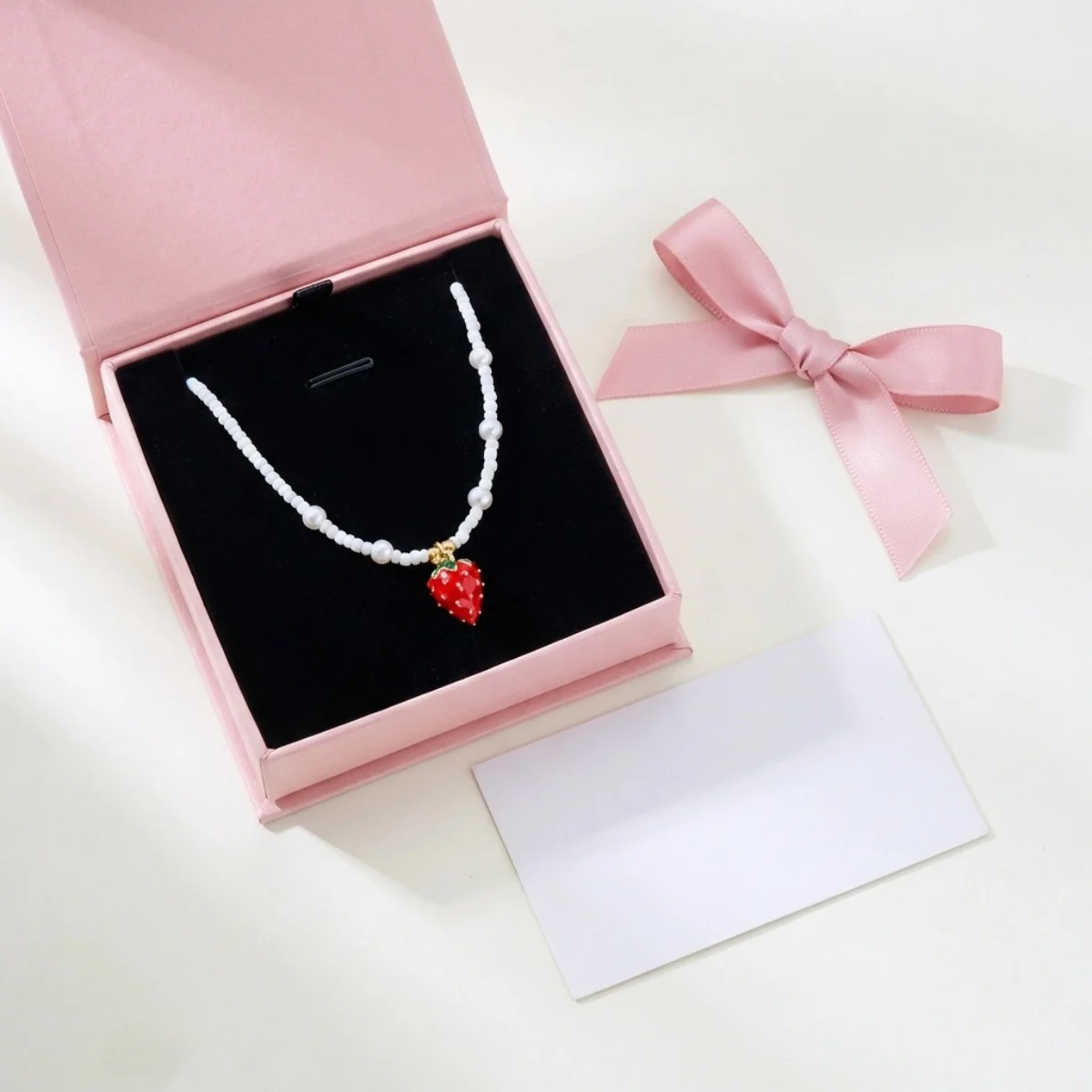 Reisperlen-Erdbeer-Anhänger-Halskette für Damen und Herren, süße, niedliche Kirsch-Herz-Schleifen-Quasten-Halskette, Y2K-Sommer-Modeschmuck – Detail 13