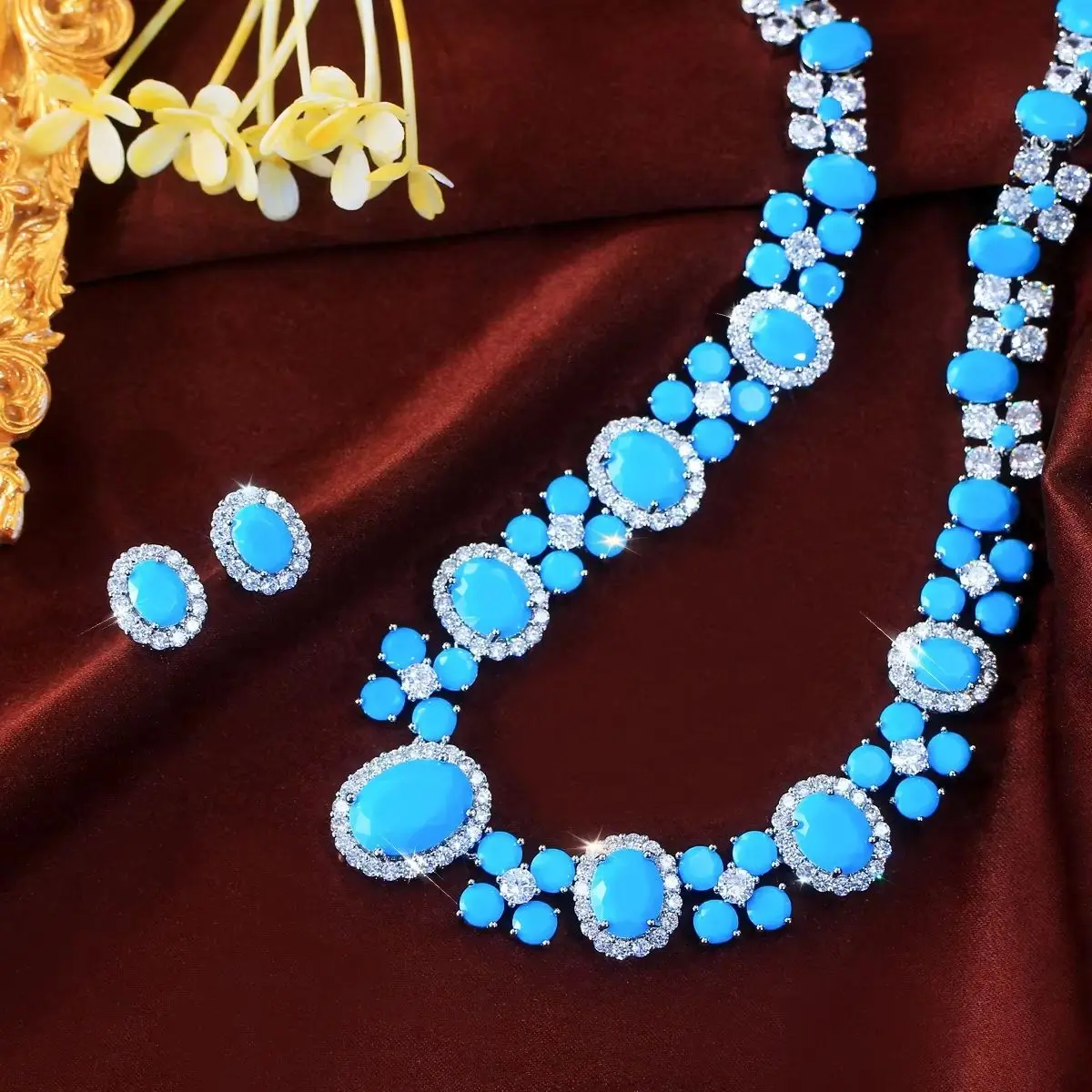 

Изысканный свадебный комплект украшений Pera: ожерелье и серьги с овальными бирюзовыми камнями в оправе паве, светло-голубые, J004