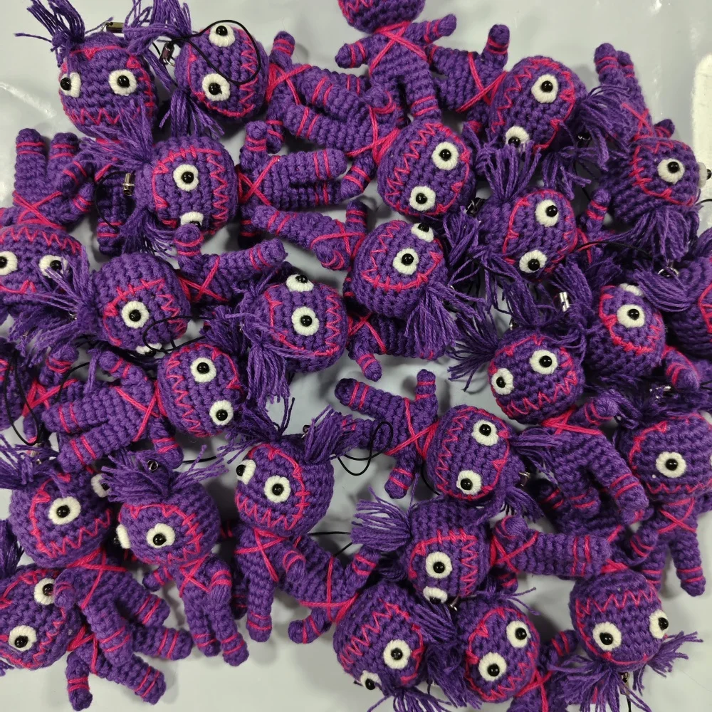 Muñeca vudú púrpura de 7cm, llavero de hija querida, llaves de coche, bolsos, colgantes, regalo hecho a mano para Halloween, Cosplay, accesorio de brujería
