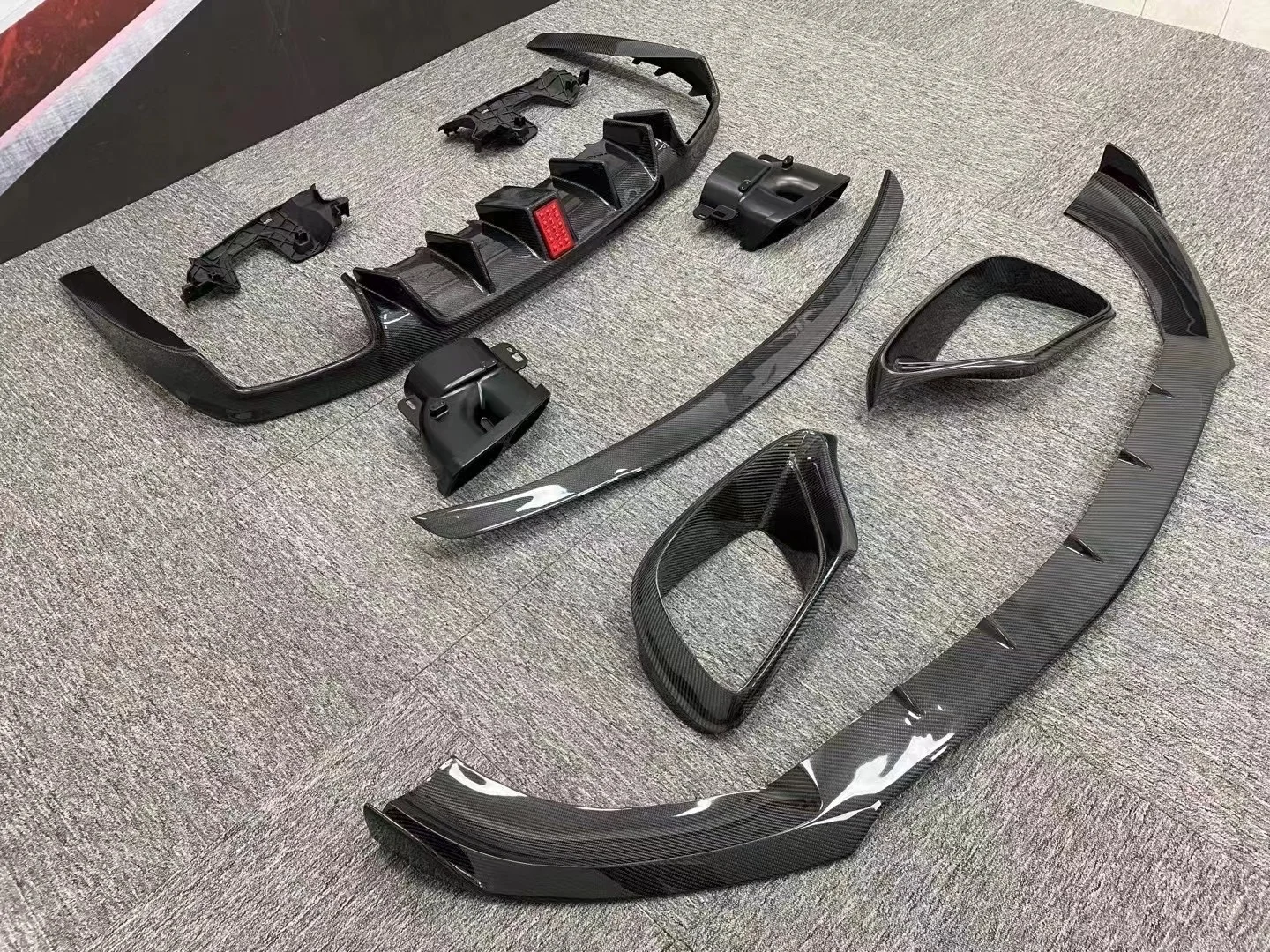 

W213 E63 (2017+) Type Carbon Fiber Body Kit – High Quality, Front Lip/Diffuser/Side Skirt/Ventilated Spoiler